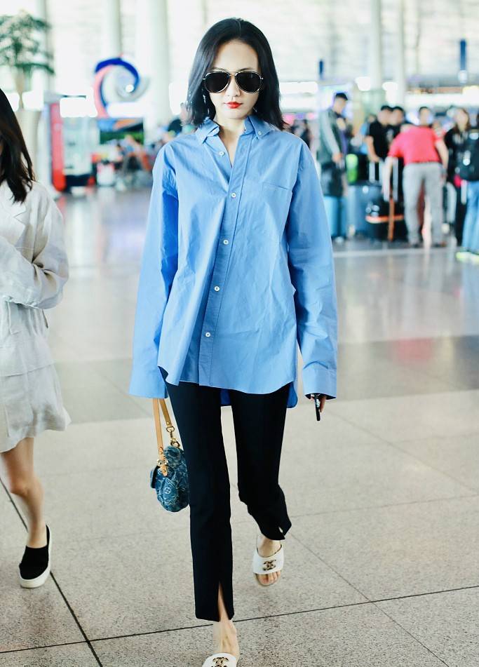 白衬衫搭配阔腿裤,真空穿搭更性感其实王鸥尝试过很多种穿法,比如下面