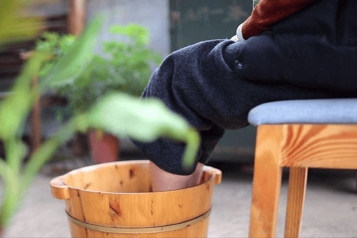 55岁大叔一直用盐水泡脚,坚持了一年,体检后医生夸赞:值得借鉴