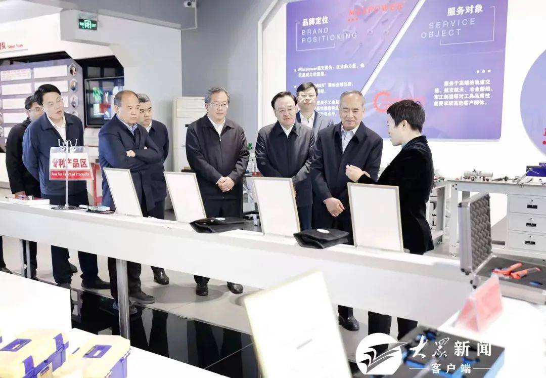 省委常委,青岛市委书记曾赞荣,省委常委,秘书长范波,市领导闫剑波