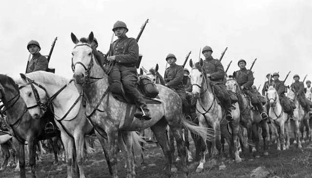 分分钟就被德国用"闪电战术"轻松地从世界地图上给抹掉了