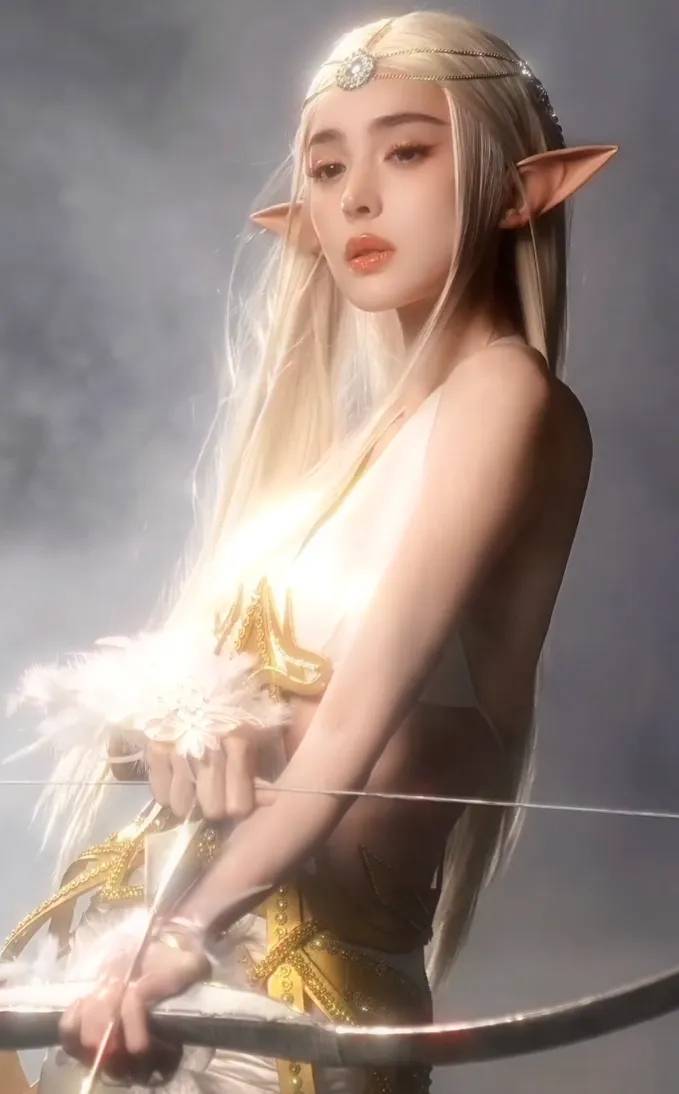 娜扎cos精灵女王惊艳,大长腿吹爆,网友吐槽发型很怪,耳朵太假