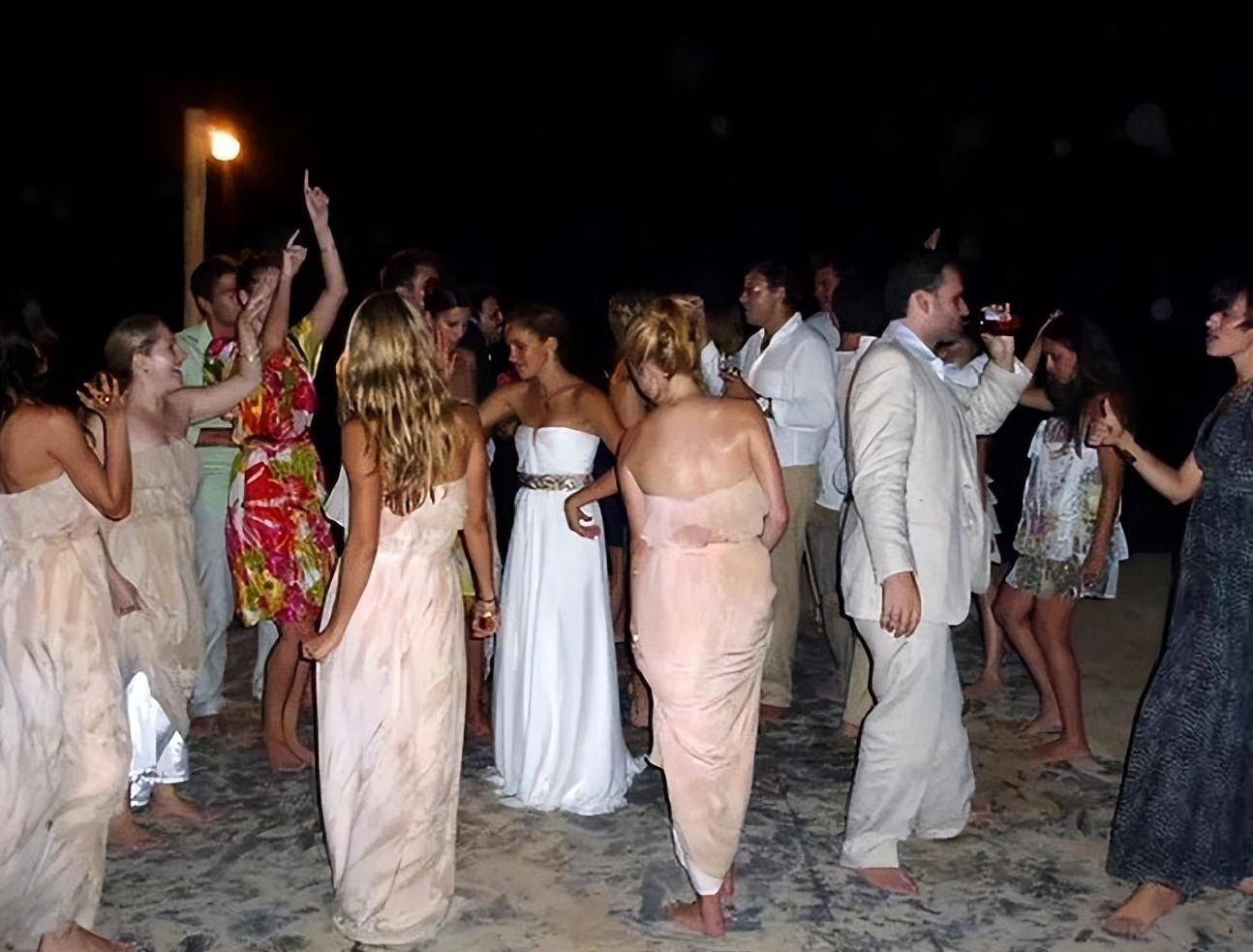 言下之意可以理解,那样放肆又自我的梅根,绝对不是女王以及王室可以