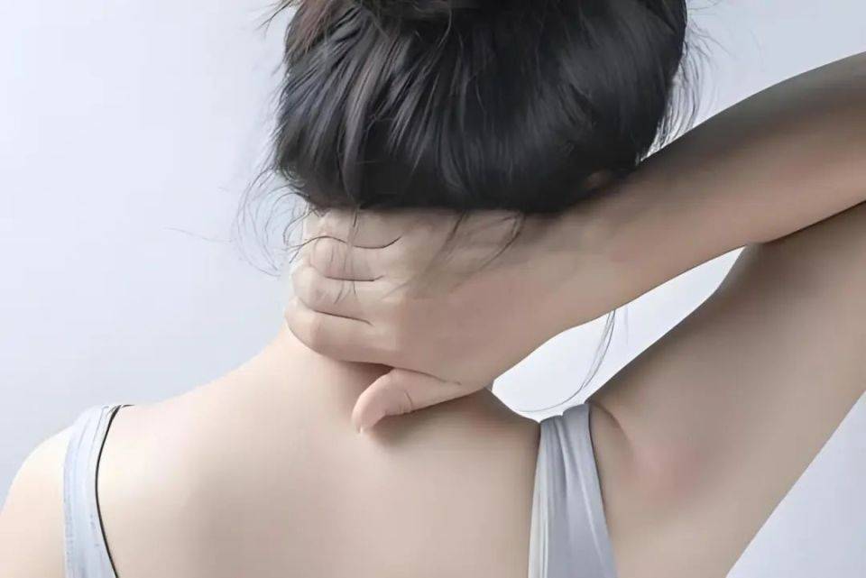 痉挛性斜颈是什么?为什么会对生活造成这么大的影响?_患者_头颈_治疗