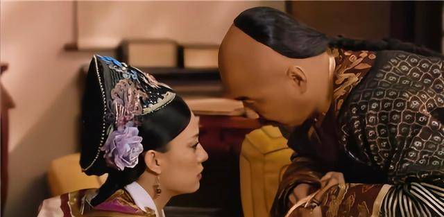 甄嬛传:皇上让甄嬛毒害果郡王,为何甄嬛要说先去更衣?有何隐情