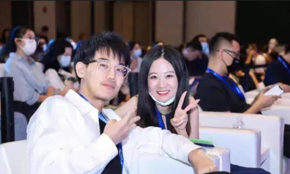 17年清华一硕士走亲戚时发现商机,休学卖衣服,如今年收入超1亿