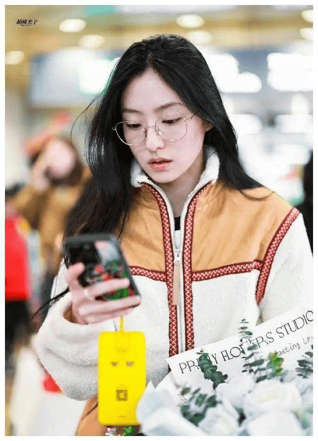 当红00后小花深夜流出「裸聊不雅片」20多分钟!疑是《封神》主演所为?