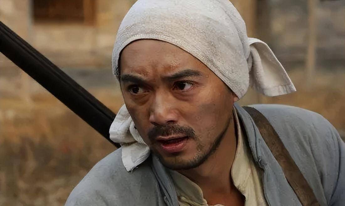 一通讯员夜寻八路军,一番话后,八路军对村长悄悄道:这人是特务