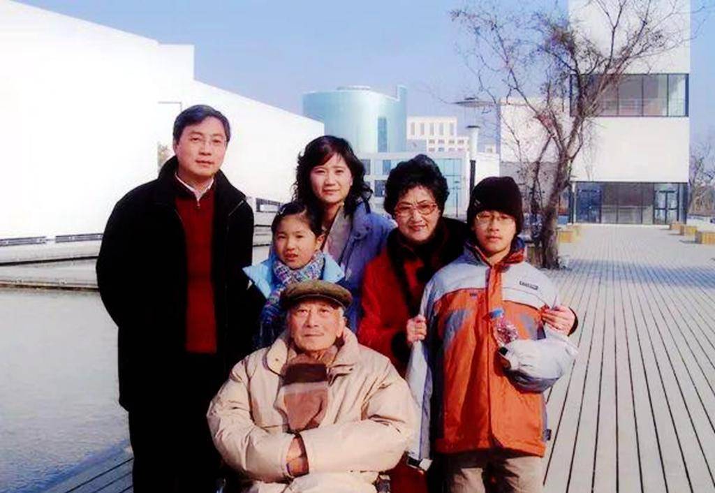 孙道临女儿孙庆原现身,向上影捐赠父亲铜像,为何没从事艺术工作