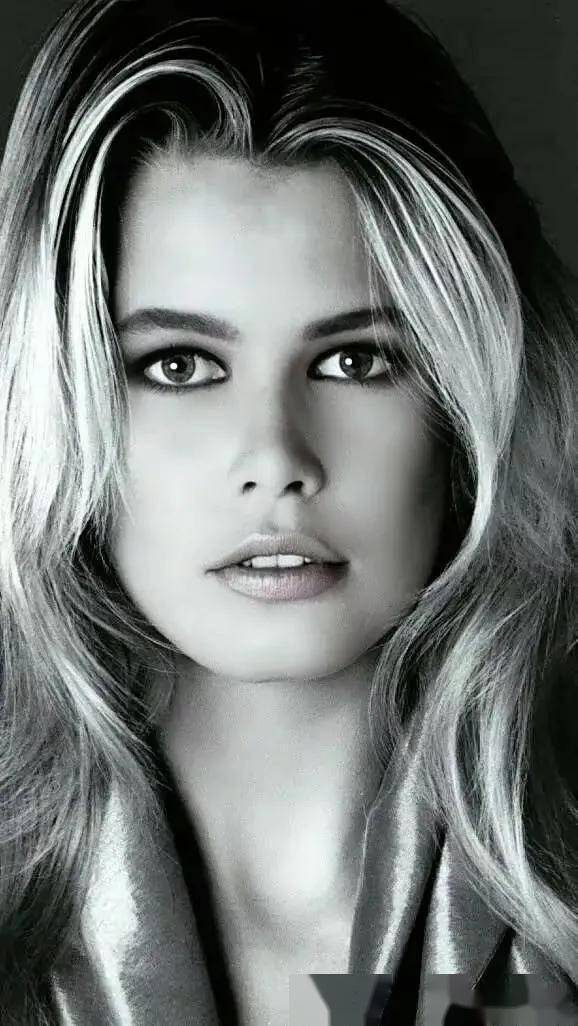 无人能敌的魅力!克劳迪娅·希弗,老牌维密超模的美貌与才华展示