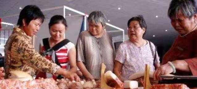 老人地里捡到一块"猪肉石",曾有人出价10万他没卖,鉴定后如何