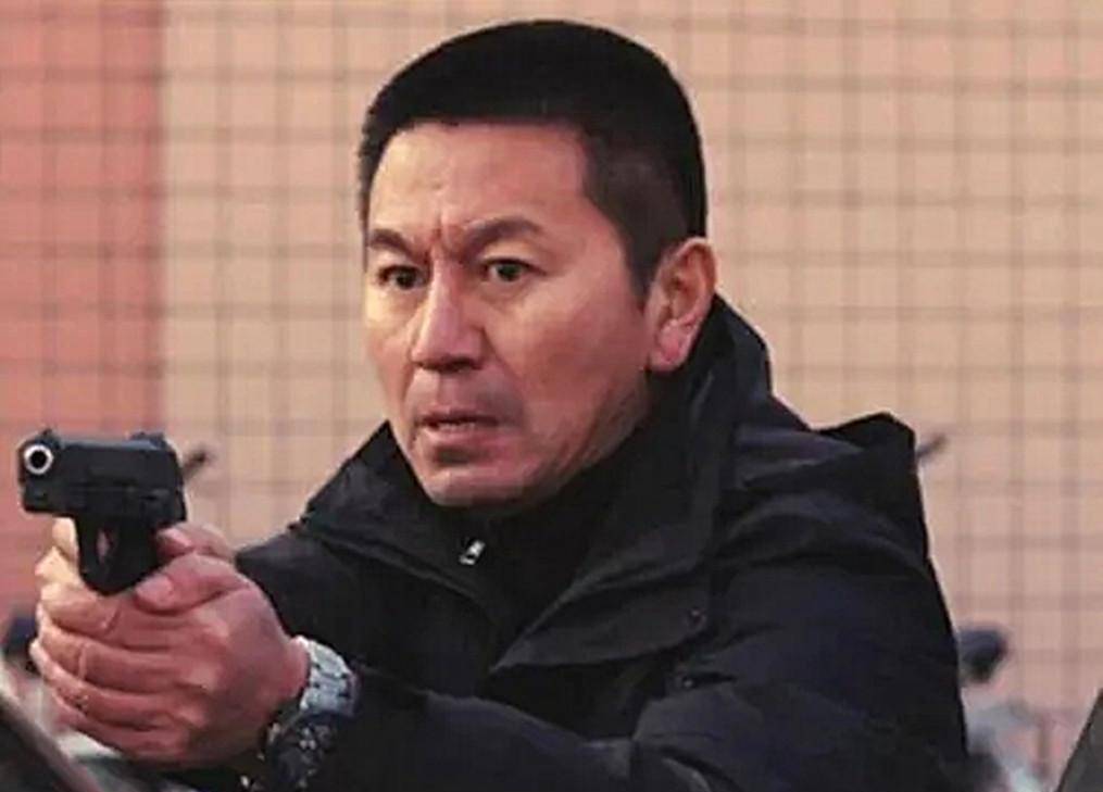 王立华被抓后"装硬"失败,要求见女友和狗,见后痛哭:我要死了