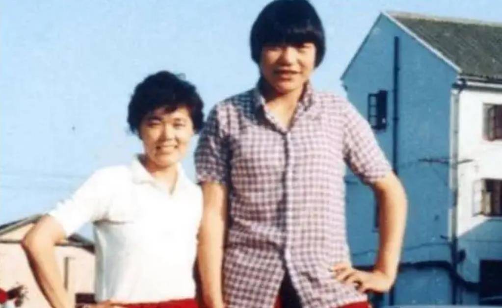 41岁郑海霞在鲁豫节目公开征婚,2010年嫁给粉丝,连办4场婚礼