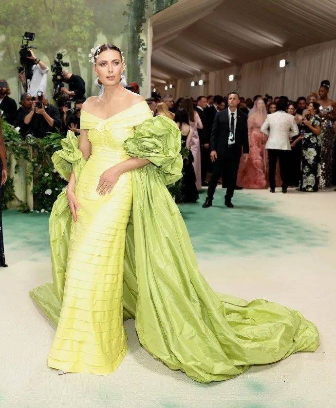 刘雯赞达亚艳压,jennie似肚皮舞娘!