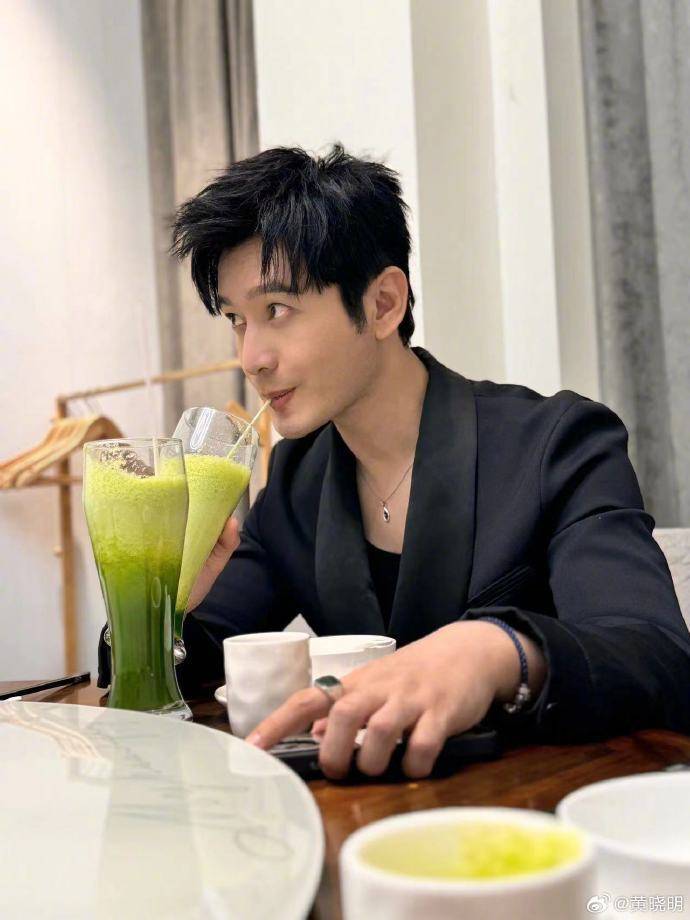 baby叶珂争宠引争议,黄晓明晒照似有深意,手戴戒指疑表态