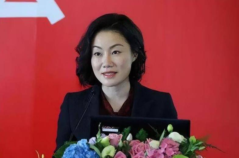 她是中国"最贵"女秘,年薪849万,年终奖1000万,48岁未婚未育