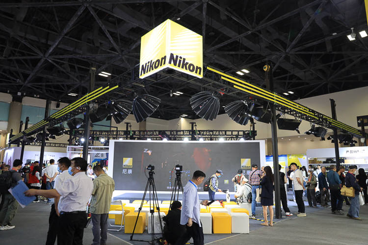 并且还有expeed 7处理器加持,提供最低iso 64感光度,以及1/320000秒的