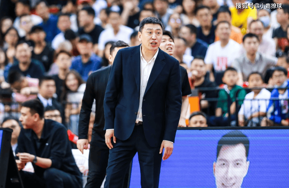 浙江男篮主教练王世龙王世龙作为cba的儒帅之一,在场上根本无法震慑