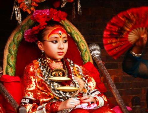 尼泊尔"活女神"4岁上位,10年不能接触外人,退位后无法结婚生子