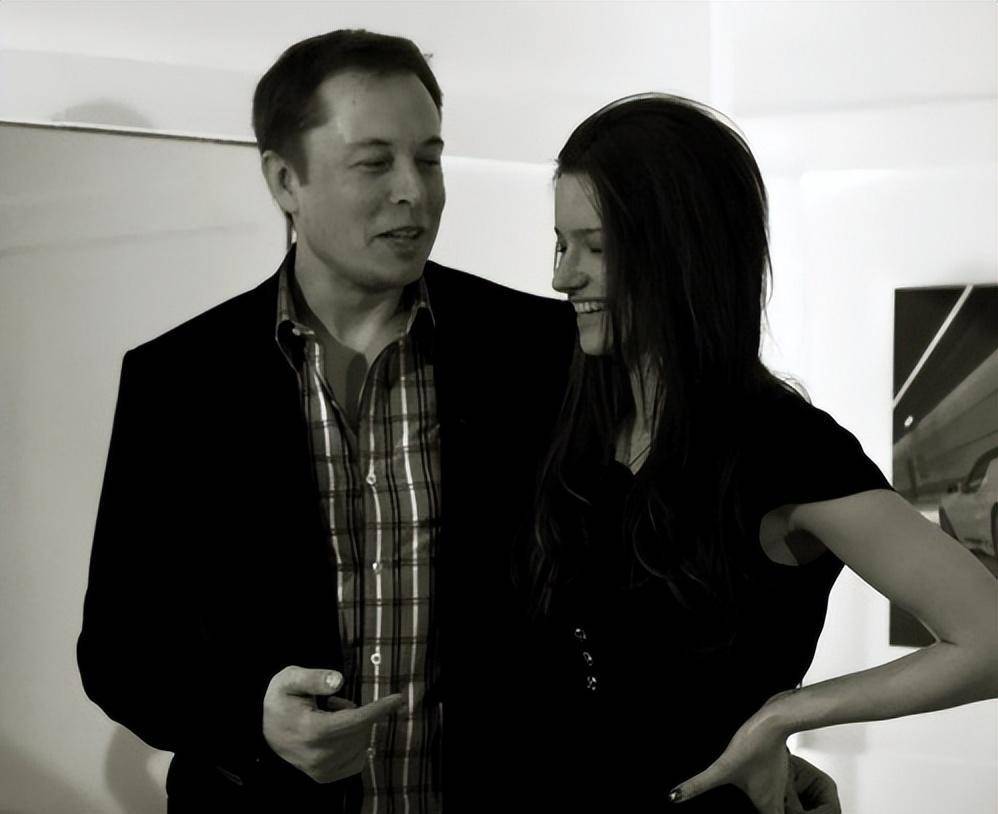 莱莉透露和马斯克首次约会细节:吃午餐逛画廊,一起看火箭视频