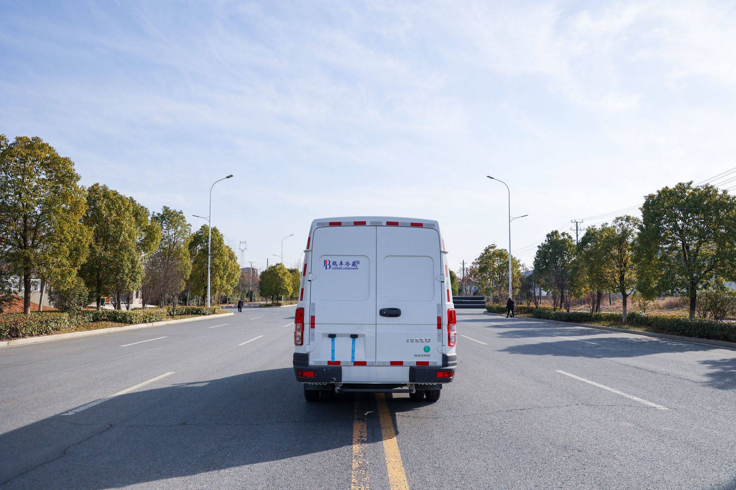 3米3依维柯长轴面包冷藏车