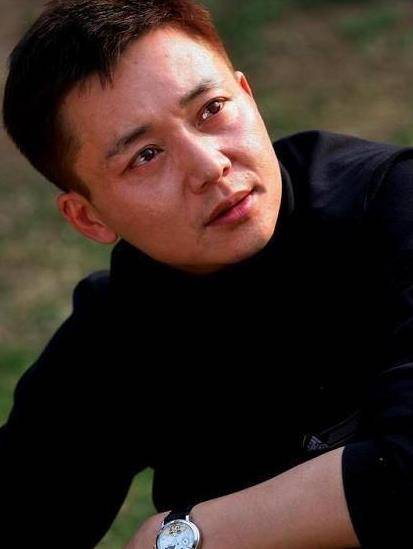 身边没有人体谅他,也没人和他说知心话,所有苦闷和忧愁只能自我排解.