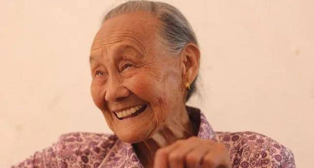 湖南妇女看病伸手,医生报警后向她致敬