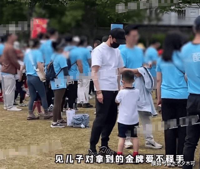 冯绍峰带娃参加运动会,5岁儿子正脸曝光,一看就是赵丽颖亲生的