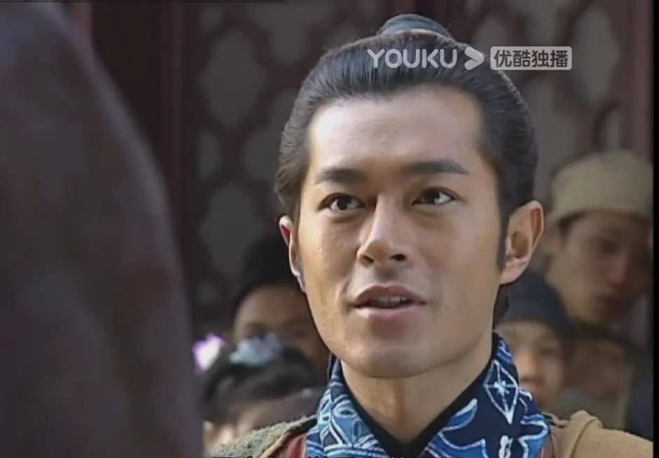 赵穆让雅夫人接近项少龙,雅夫人以为这又是一位道貌岸然的好色之徒,她