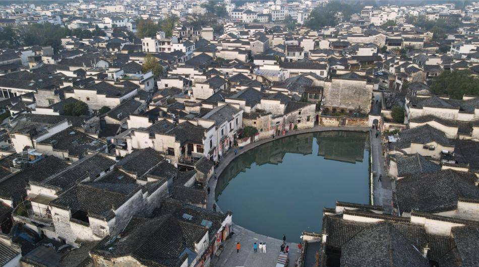 古建筑群保存完好,是徽派建筑杰出代表,被誉为"中国画里乡村"