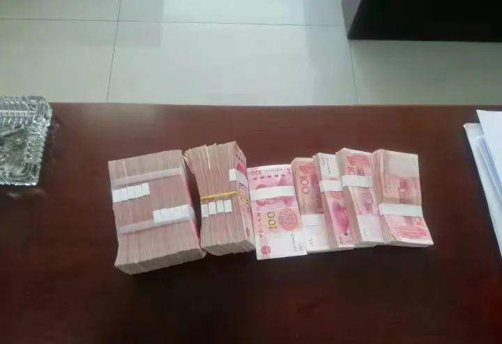 小伙钟点房意外发现20万现金,报警才知是假币!网友:善良救了你