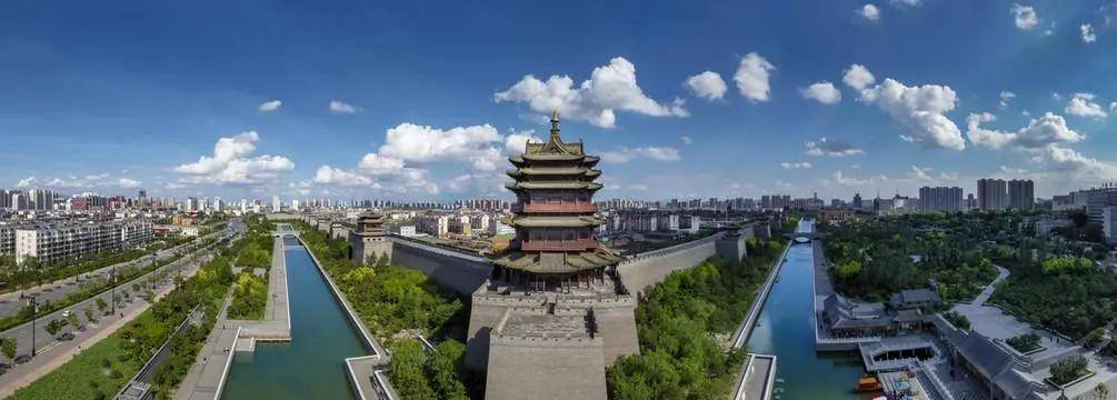 多年前游大同,从北京自驾前往,翻山越岭,穿过多条漫长山中隧道,恰逢