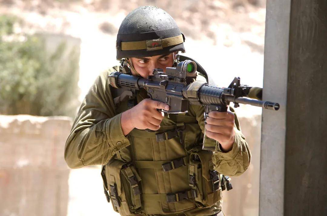 以色列女兵为啥用m4?国产的塔沃尔不香吗?丨轻武专栏