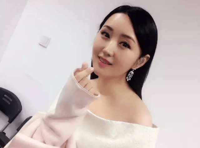 当初在事业的巅峰时期,杨钰莹几乎是娱乐圈最受欢迎的女歌手之一,只