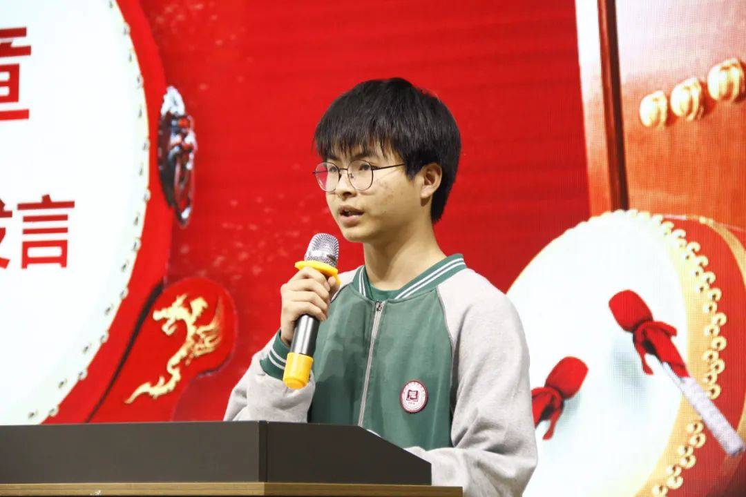 图 丨 高中部学生代表谭杰同学发言各年级教师代表分别对自己的优秀