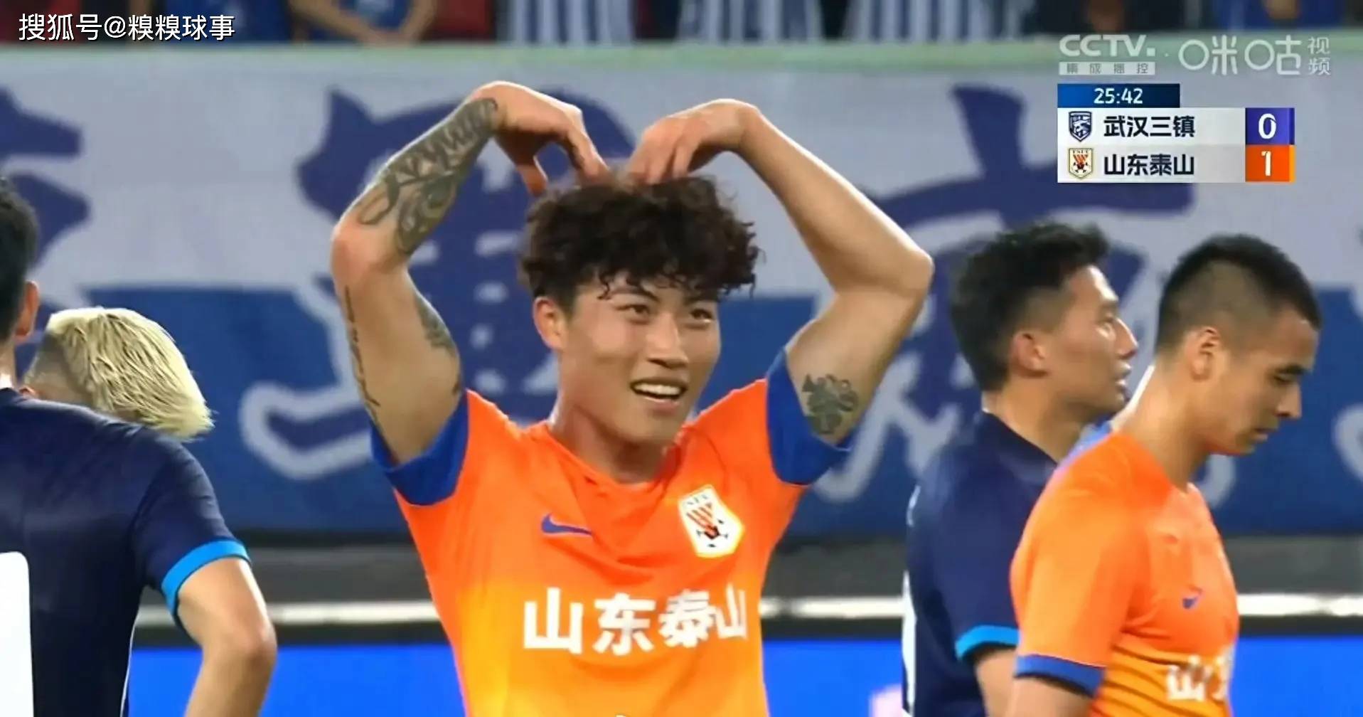 泰山三镇战:刘洋挥手,卡恩都吓抖;瓦科在过马路,刘殿座配国门