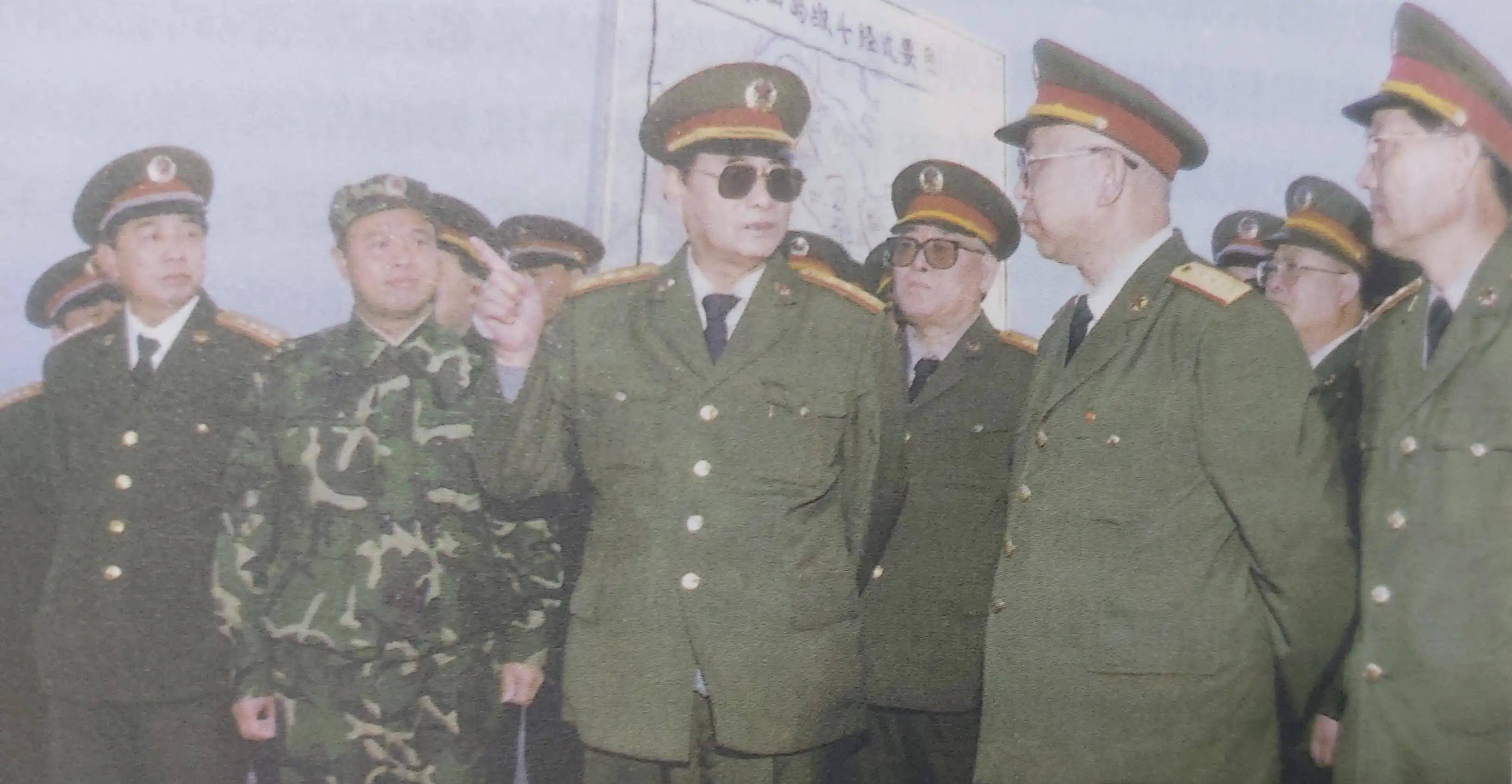 1995年张万年检查31军,南京军区首长陪同,合影中的将军都是谁?