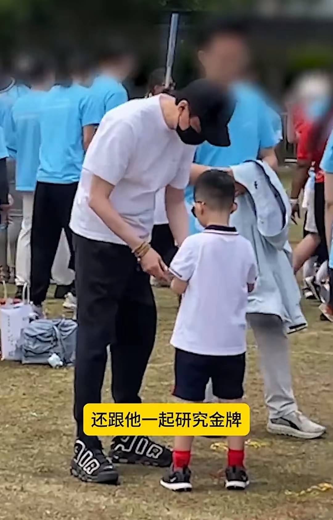 冯绍峰陪儿子参加亲子运动会,5岁想想超像妈妈,长成男版赵丽颖