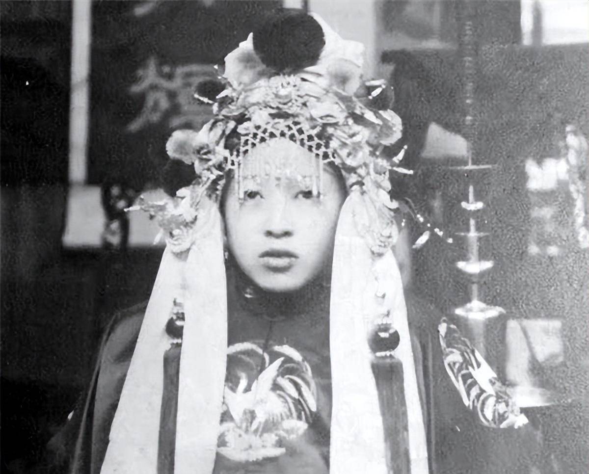 一张"诡异"的结婚照,仔细观察新娘的容貌,揭露让人畏惧的真相_古代