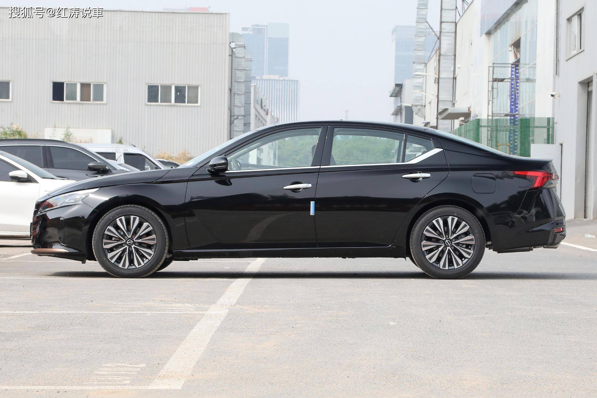 日产天籁20周年黑金版,专属个性设计,配2.0l动力,售19.12万元