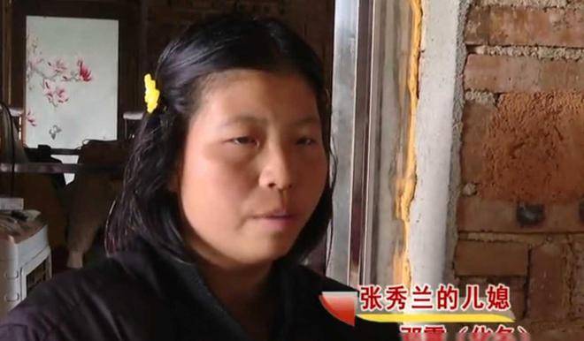 医院的走廊上,母亲的泪水滑落,父亲的手紧紧握住儿子的手,那种无助和