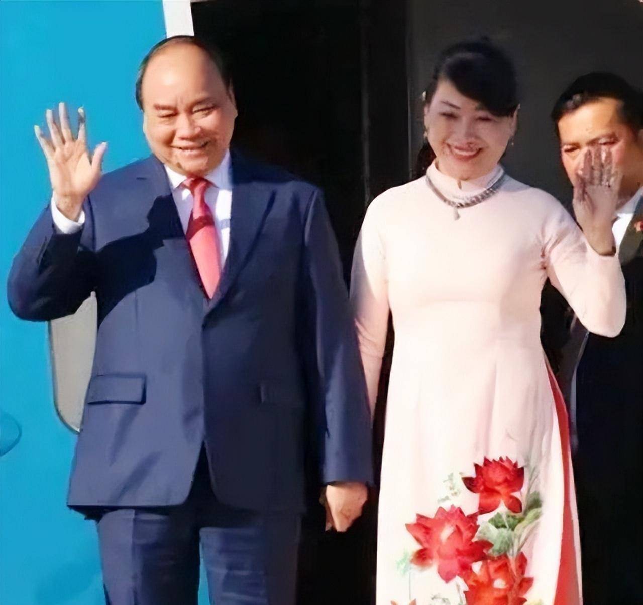 越南第一夫人旺夫脸:穿刺绣奥黛真富态,和泰国第一夫人平分秋色_陈月