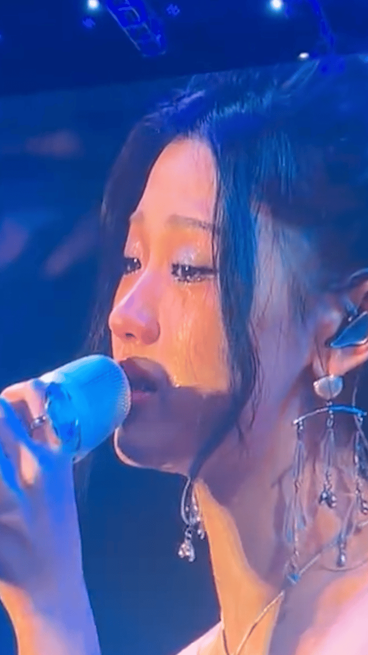 22岁单依纯,穿挂脖花裙又哭啦!边唱边拭泪的样子,漂亮又可爱!