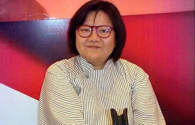 章士钊的女儿即章含之,也是洪晃的母亲,她的父亲叫洪君彦,章含之和