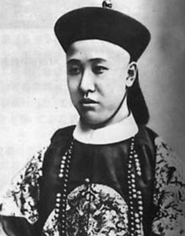 溥仪晚年买门票进皇宫,本想偷坐下龙椅,光绪房间这张照片令他彻底不