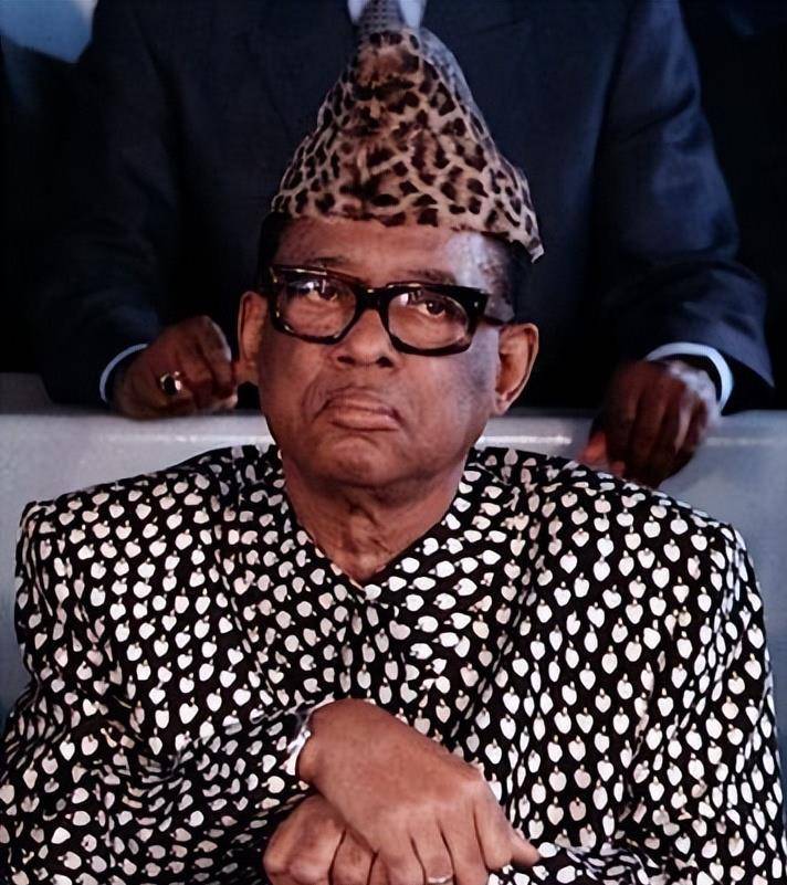 最离谱的非洲暴君,无底线贪污差点毁国,扎伊布总统有多疯狂?