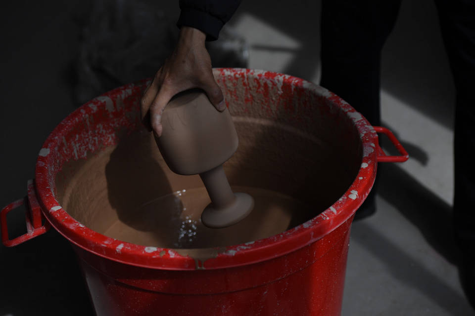 他追求天青色到极致,如今成为国家级非遗传承人