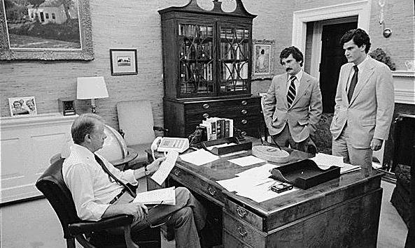 生活作风朴素亲民,一改官场奢华作风↓1977年,卡特成功击败福特总统