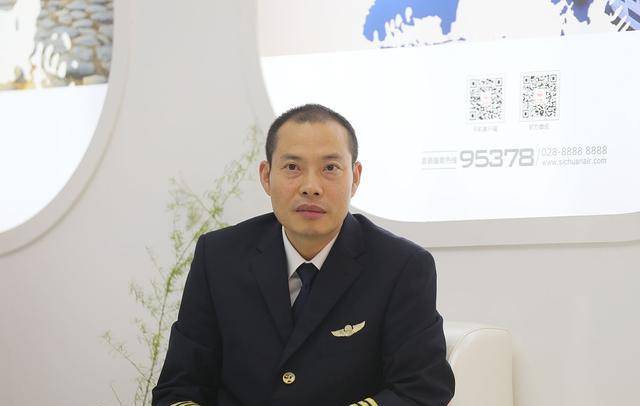 2018年,客机高空飞行中失压,机长刘传健34分钟救下1