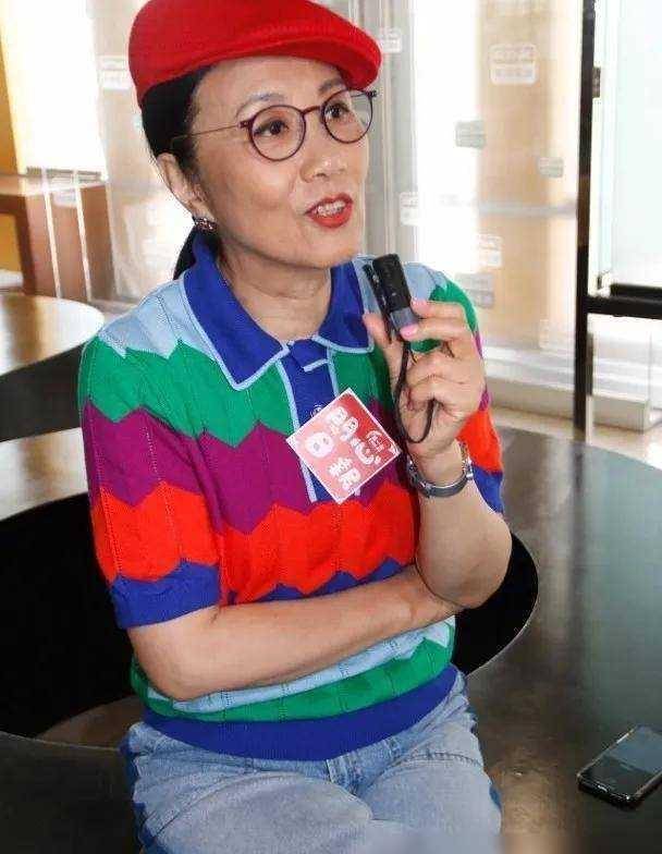 汪明荃看演唱会合影,发量稀疏头顶花白很自然,身材下垂不掩饰感