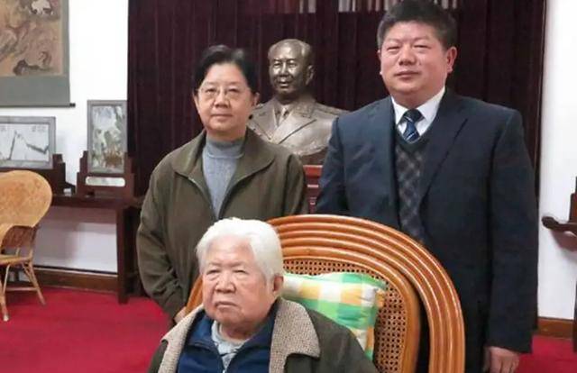 武警部队第一位女将军,九一三事件后复出,父亲代理过总参谋长